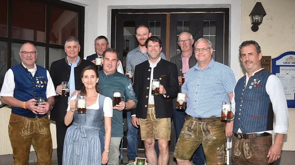 Die Verantwortlichen rund ums Volksfest zusammen mit Festwirt Anton Müller und Bürgermeister und zugleich Schirmherrn Martin Fischer (vorne von rechts). Die Verantwortlichen rund ums Volksfest zusammen mit Festwirt Anton Müller und Bürgermeister und zugleich Schirmherrn Martin Fischer (vorne von rechts).