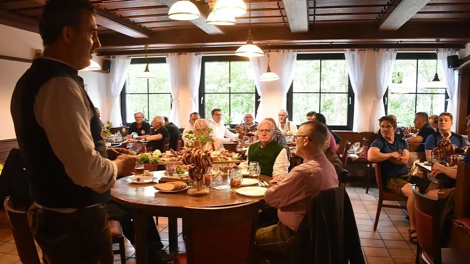 Als Festwirt hatte Anton Müller in die Brauhausstuben zu einer Brotzeit eingeladen. Als Festwirt hatte Anton Müller in die Brauhausstuben zu einer Brotzeit eingeladen.